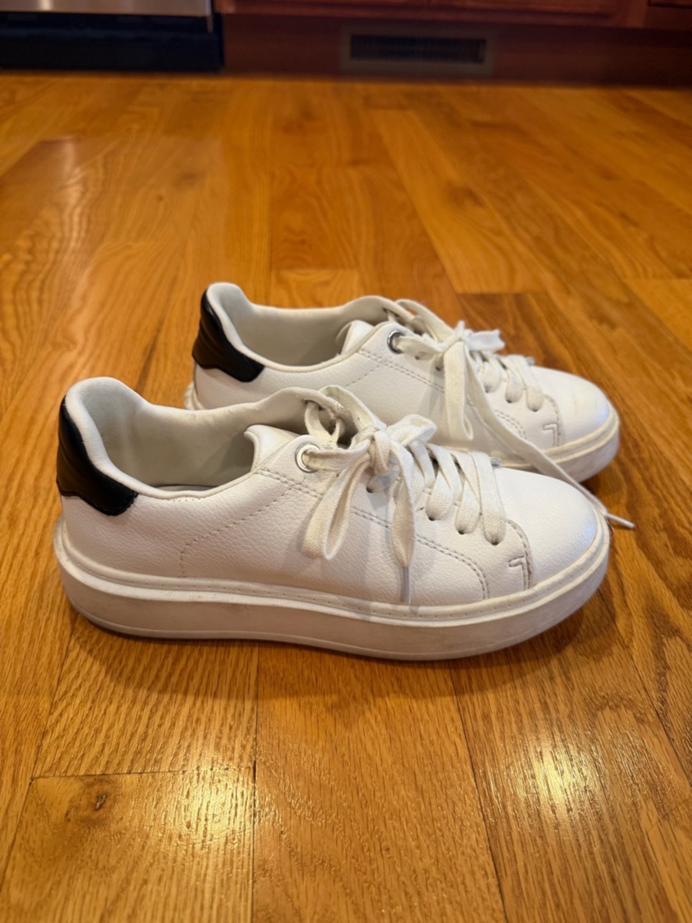 Steve Madden Women’s White Catcher Sneakers Size 5.5